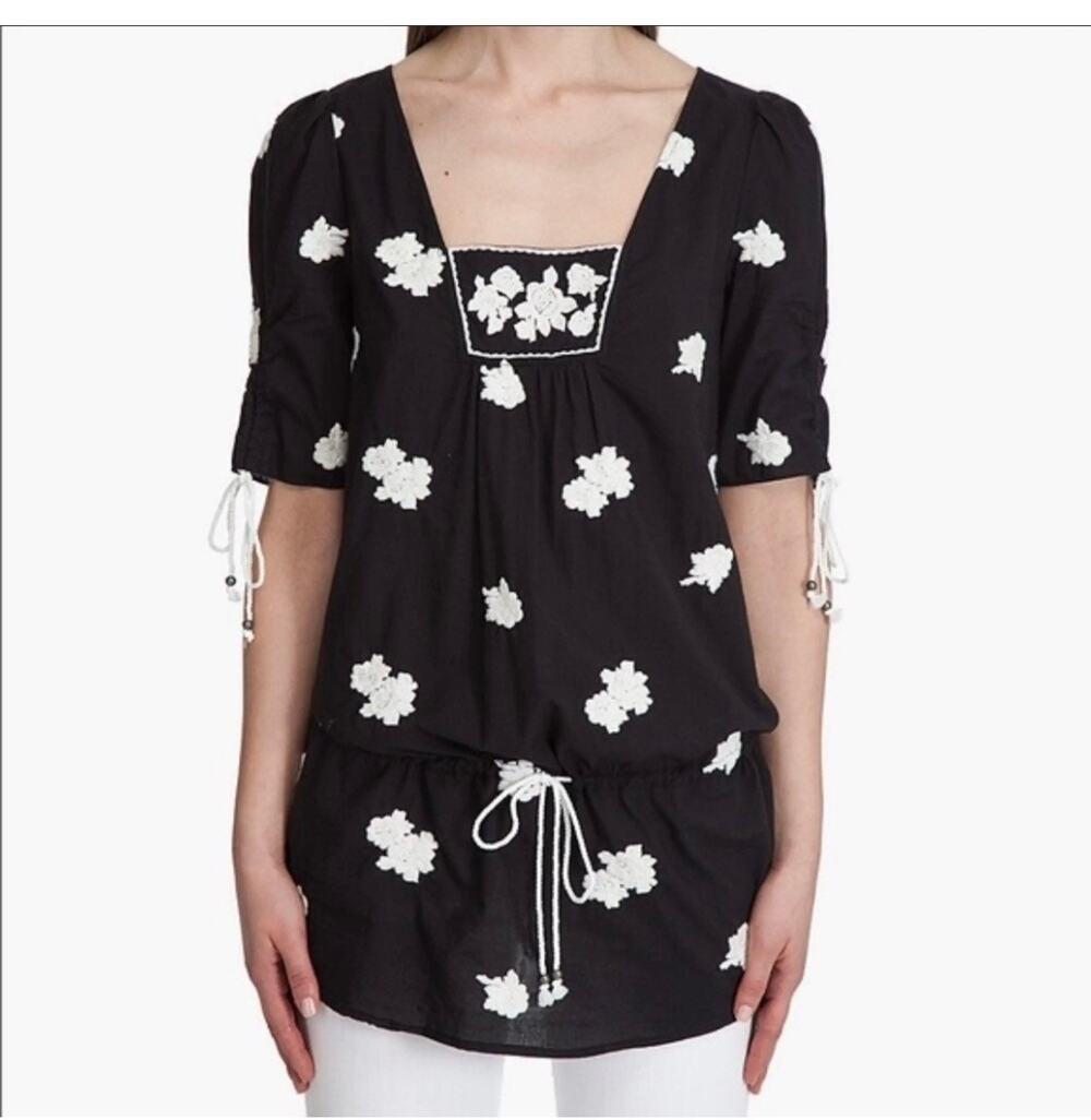 Black & White Floral Appliqué Tunic Top 🌼